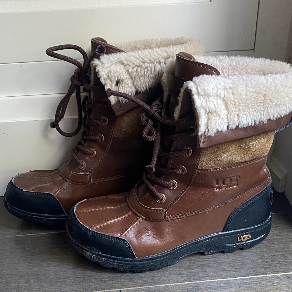 UGG Chestnut butte boot unisex 2Y